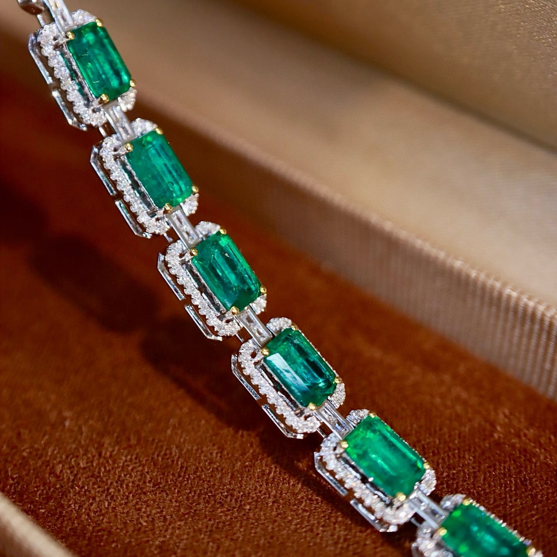 14k Gold 4.70 Ctw Vivid Green Natural Emerald & Diamond Bracelet - 7