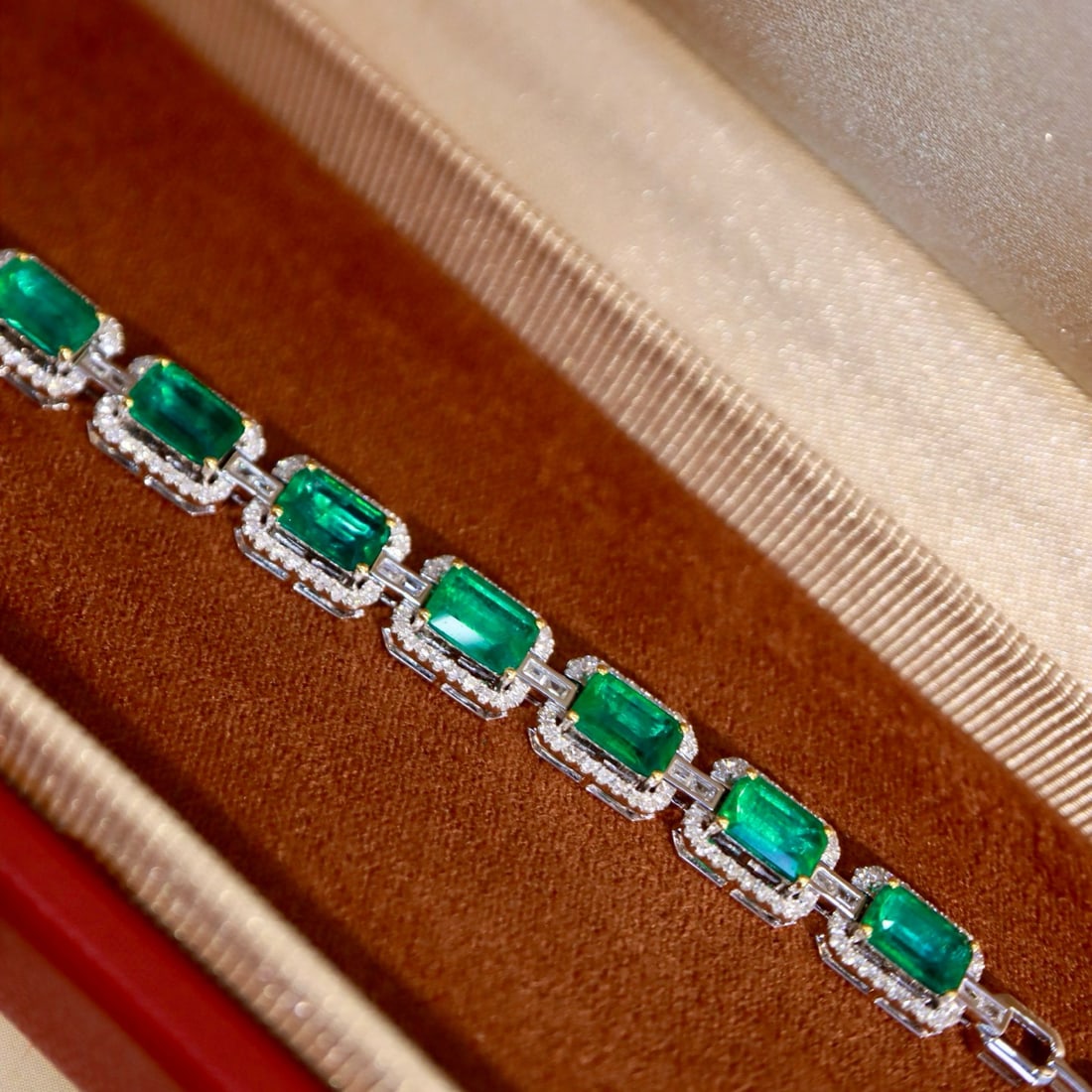 14k Gold 4.70 Ctw Vivid Green Natural Emerald & Diamond Bracelet - 8