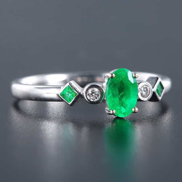 14k Gold 0.54 Ctw Vivid Green Natural Emerald & Diamond Ring - 3