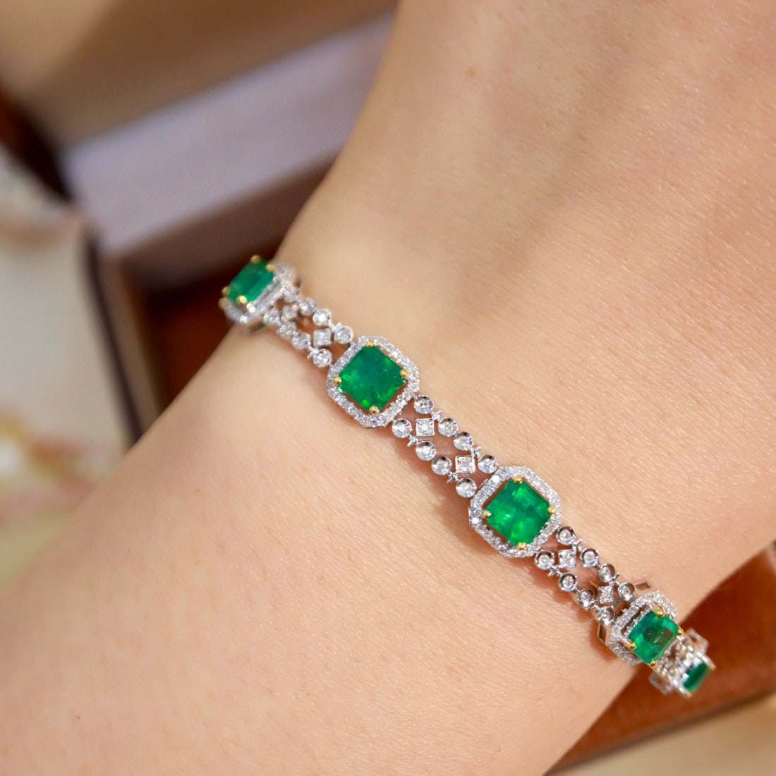 14k Gold 5.55 Ctw Natural Emerald & Diamond Bracelet - 4
