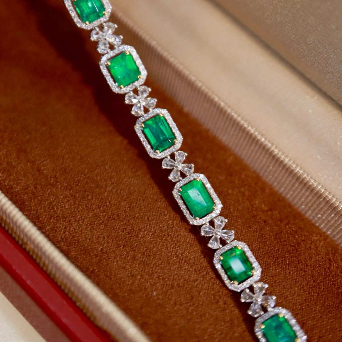 14k Gold 5.37 Ctw Vivid Green Natural Emerald & Diamond Bracelet: Ref:230978218 // gold content:14k gold // main gemstone:emerald // shape:octagonal // carat weight:4. 1ct // color:vivid green // treatment:natural // // adjacent gemstone 2 : diamond // shape:multipl