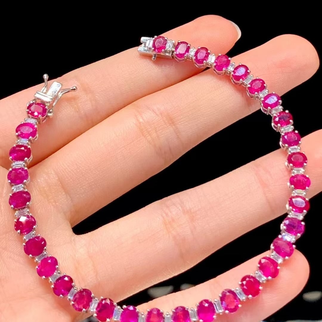 14k Gold 11.85 Ctw Natural Ruby & Diamond Bracelet: Ref:230978393 // gold content:14k gold // main gemstone:ruby // shape:oval // carat weight:10. 85ct // color:red // treatment:natural // // adjacent gemstone 2 : diamond // shape:baguette // carat