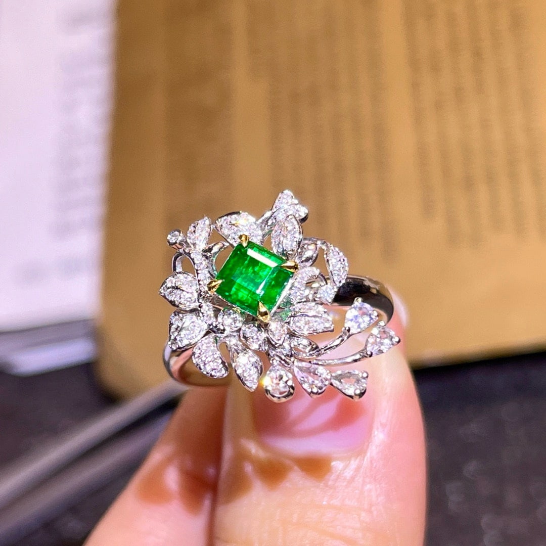 14k Gold 0.95 Ctw Vivid Green Natural Emerald & Diamond Ring: Ref:230978422 // gold content:14k gold // ring size:7. 25us // // main gemstone:emerald // shape:octagonal // carat weight:0. 72ct // color:vivid green // treatment:natural // // adjacent gemstone 2