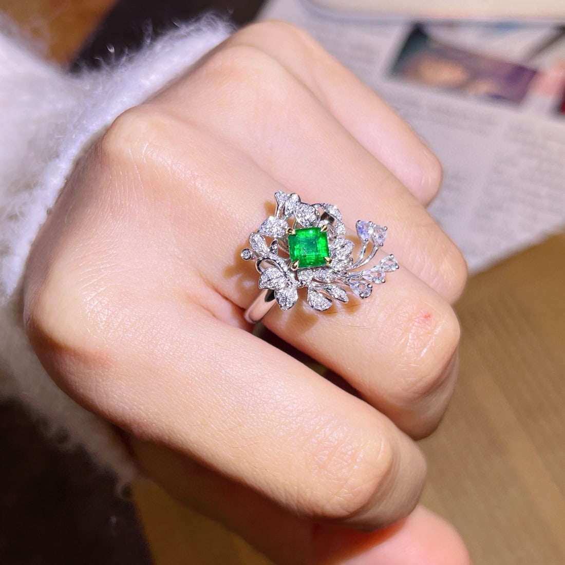 14k Gold 0.95 Ctw Vivid Green Natural Emerald & Diamond Ring - 4