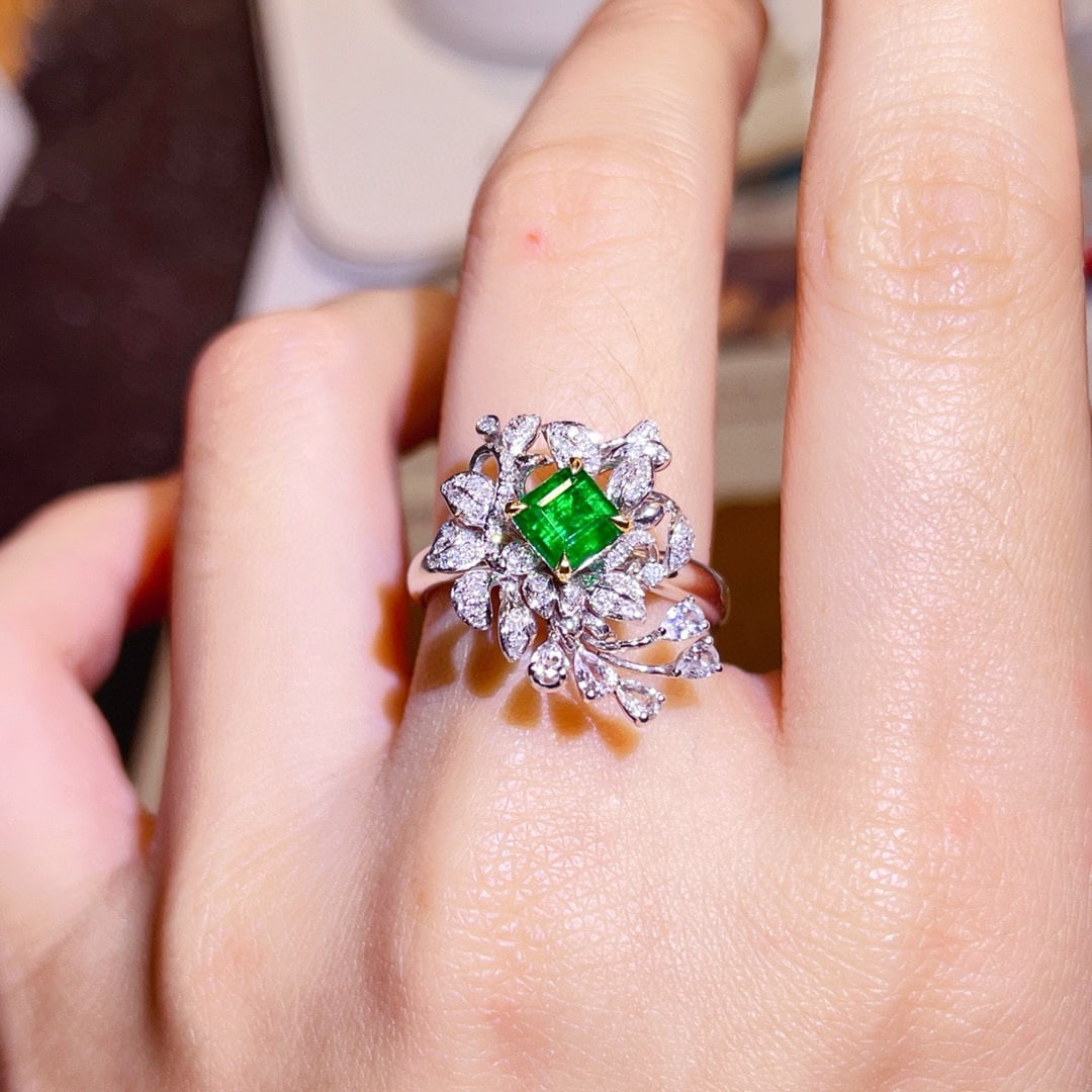 14k Gold 0.95 Ctw Vivid Green Natural Emerald & Diamond Ring - 5