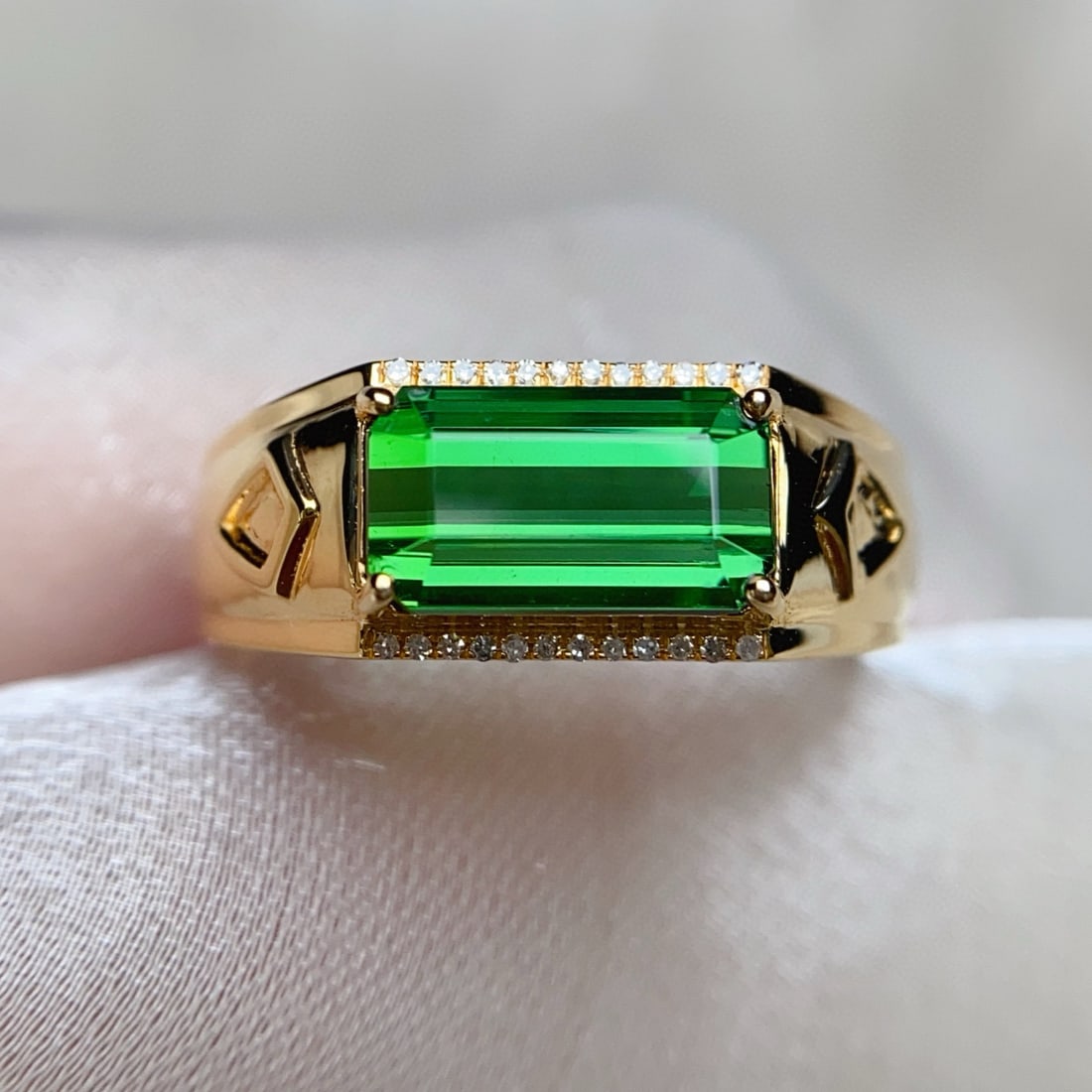 14k Gold 3.35 Ct Natural Tourmaline & Diamond & Men¡¯s Ring: Ref:230983002 // gold content:14k gold // ring size:8us // // main gemstone:tourmaline // shape:octagonal // carat weight:3. 35ct // color:green // treatment:natural // // adjacent gemstone 2 :