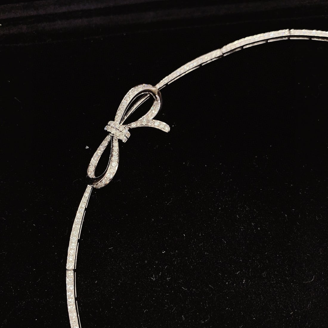 14k Gold 3.78 Ct Natural H Diamond Necklace: Ref:230983004 // gold content:14k gold // main gemstone:diamond // shape:round // carat weight:3. 78ct // clarity grade:vs-si // color:h // treatment:natural // cut grade:g // High Estimate: 22000