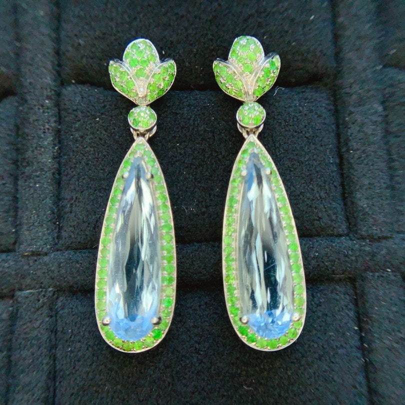 14k Gold 5.95 Ct Natural Aquamarine & Tsavorite Earrings: Ref:230983005 // gold content:14k gold // main gemstone:aquamarine // shape:pear // carat weight:5. 95ct // color:blue // treatment:natural // // adjacent gemstone 2 : tsavorite // shape:round //