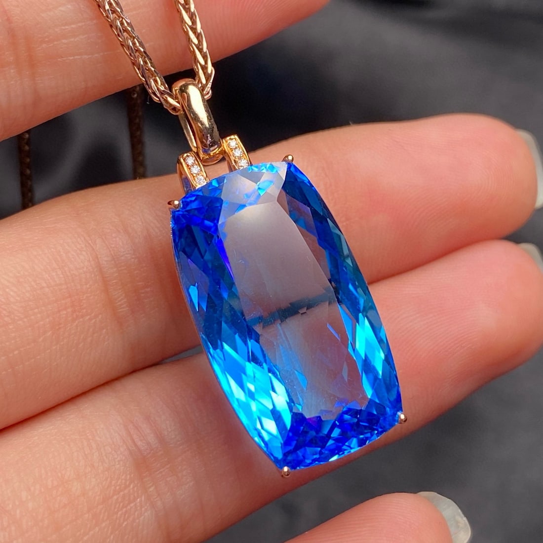 14k Gold 31.25 Ct Natural Topaz & Diamond Pendant( Without Chain ): Ref:230983011 // gold content:14k gold // main gemstone:topaz // shape:cushion // carat weight:31. 25ct // color:blue // treatment:natural // // adjacent gemstone 2 : diamond // number of stones:6 //