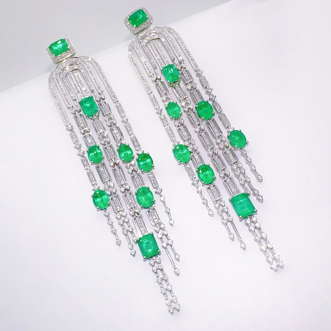 14k Gold 8.40 Ctw Natural Emerald & Diamond Earrings: Ref:230983012 // gold content:14k gold // main gemstone:emerald // shape:multiply // carat weight:5. 85ct // color:green // treatment:natural // // adjacent gemstone 2 : diamond // shape:round //