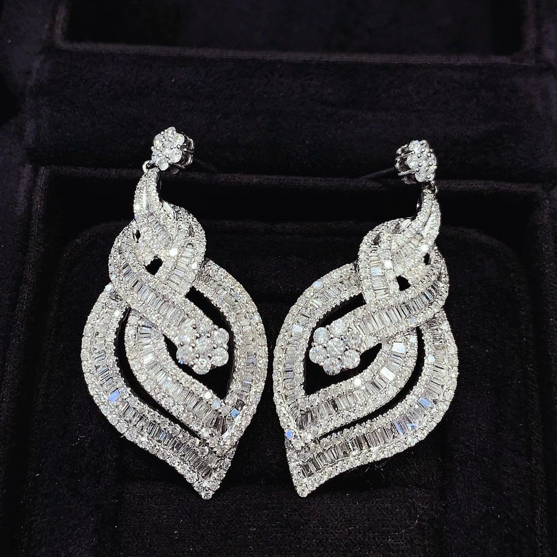 14k Gold 5 Ct Natural H Diamond Earrings: Ref:230983013 // gold content:14k gold // main gemstone:diamond // shape:multiply // carat weight:5ct // clarity grade:vs-si // color:h // treatment:natural // Condition: New Low Estimate: 13000 High 