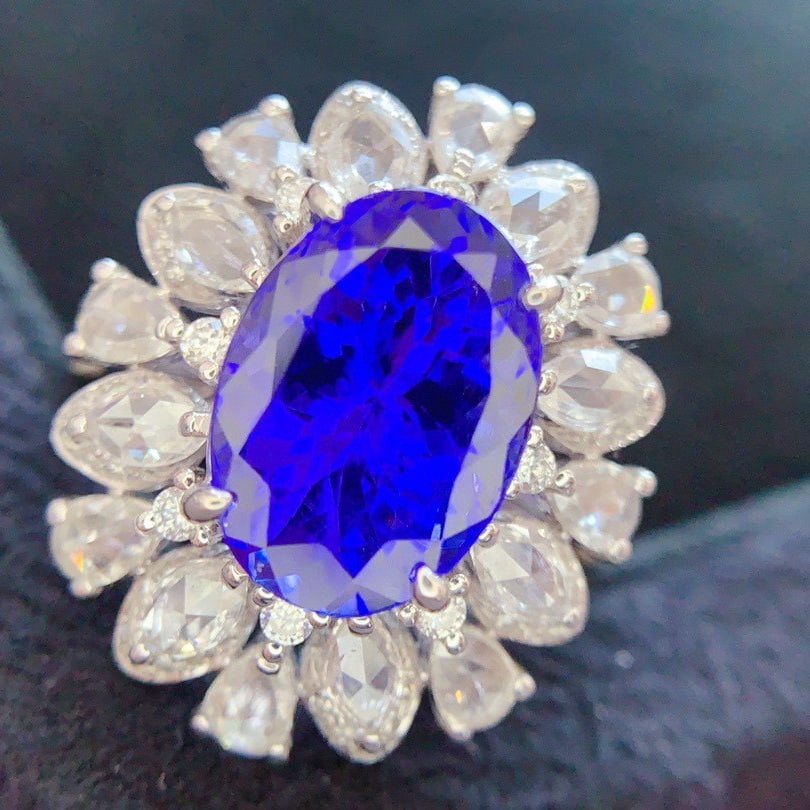 14k Gold 6.1 Ct Natural Tanzanite & Diamond Ring - 4