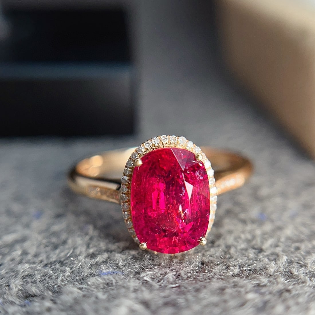 14k Gold 2.90 Ct Natural Tourmaline & Diamond Ring: Ref:230983028 // gold content:14k gold // ring size:7. 25us // // main gemstone:tourmaline // shape:oval // carat weight:2. 90ct // color:red // treatment:natural // // adjacent gemstone 2 : diamond /