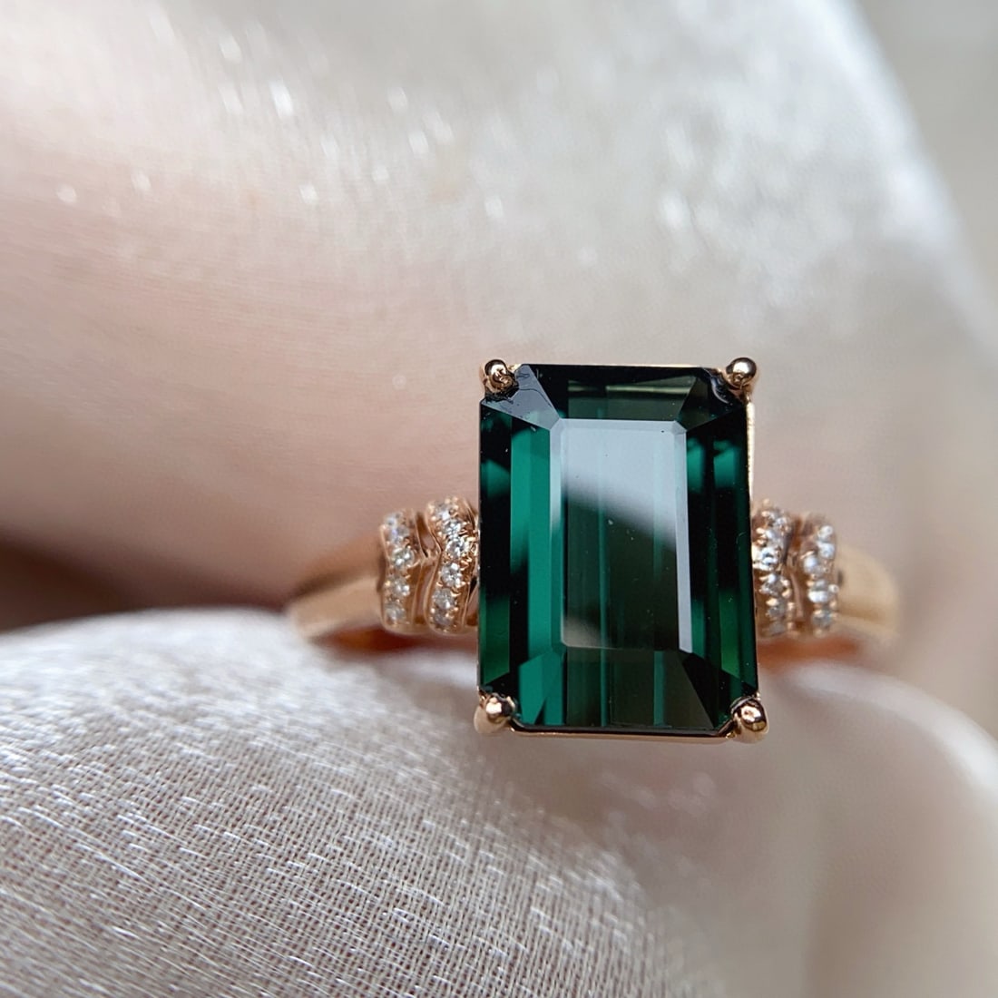 14k Gold 2.70 Ct Natural Tourmaline & Diamond Ring: Ref:230983029 // gold content:14k gold // ring size:7. 25us // // main gemstone:tourmaline // shape:octagonal // carat weight:2. 70ct // color:green // treatment:natural // // adjacent gemstone 2 :
