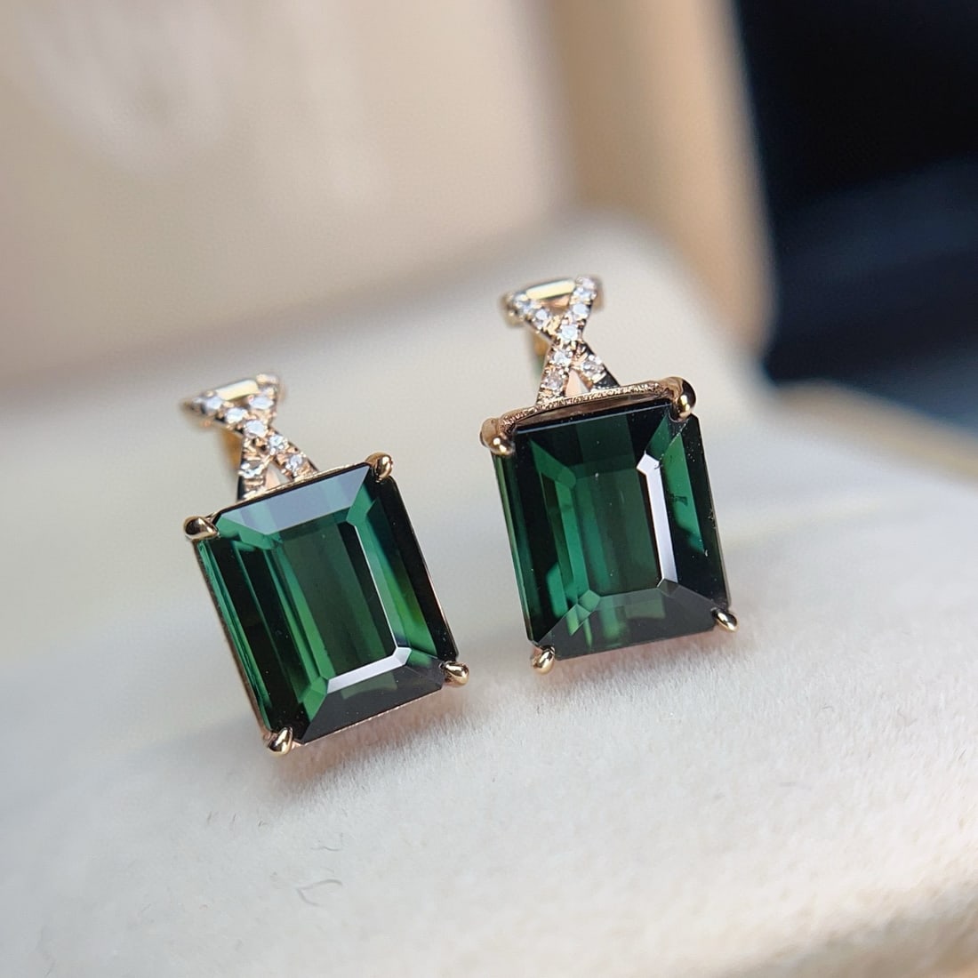14k Gold 4.60 Ct Natural Tourmaline & Diamond Earrings: Ref:230983030 // gold content:14k gold // main gemstone:tourmaline // shape:octagonal // carat weight:4. 60ct // color:green // treatment:natural // // adjacent gemstone 2 : diamond // number of