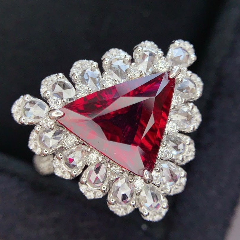 14k Gold 4.77 Ctw Natural Ruby & Diamond Ring: Ref:230983035 // gold content:14k gold // ring size:7. 25us // // main gemstone:ruby // shape:triangle // carat weight:3. 59ct // color:pigeonblood red // treatment:natural // // adjacent gemstone 2 :