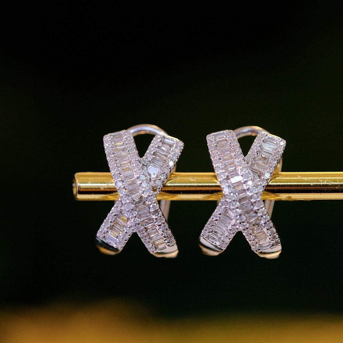 14k Gold 0.6 Ct Natural H Diamond Earrings: Ref:230983039 // gold content:14k gold // main gemstone:diamond // shape:multiply // carat weight:0. 6ct // clarity grade:vs-si // color:h // treatment:natural // Low Estimate: 3300 High Estimate: