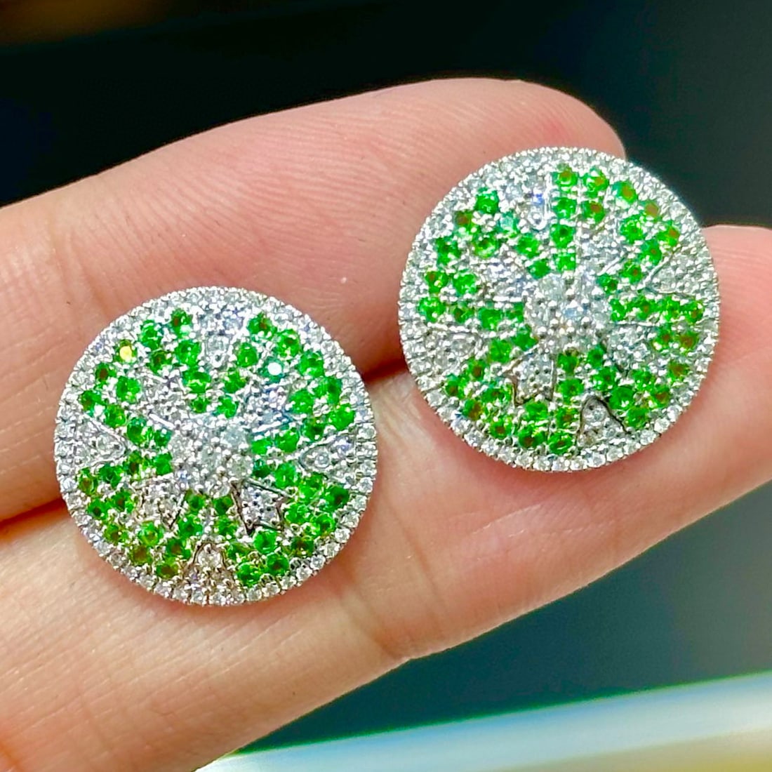 14k Gold 0.99 Ctw Natural Tsavorite & Diamond Earrings: Ref:230983040 // gold content:14k gold // main gemstone:tsavorite // shape:round // carat weight:0. 49ct // color:green // treatment:natural // cut grade:g // // adjacent gemstone 2 : diamond //