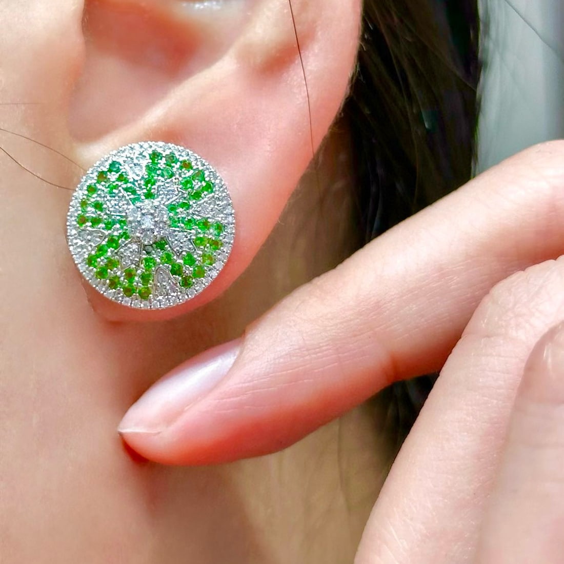 14k Gold 0.99 Ctw Natural Tsavorite & Diamond Earrings - 5