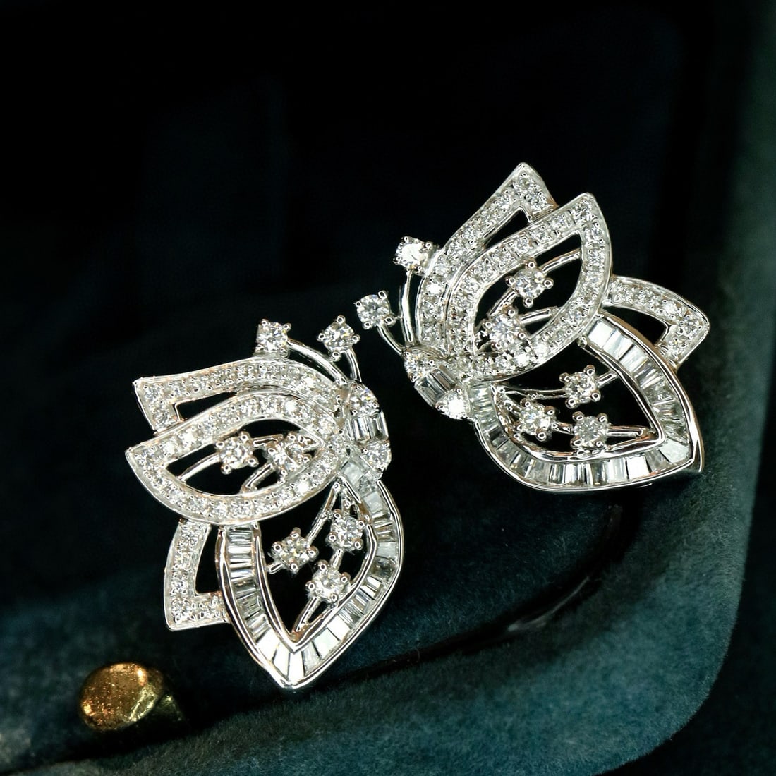 14k Gold 0.65 Ct Natural H Diamond Earrings: Ref:230983042 // gold content:14k gold // main gemstone:diamond // shape:multiply // carat weight:0. 65ct // clarity grade:vs-si // color:h // treatment:natural // High Estimate: 4300 Condition: New