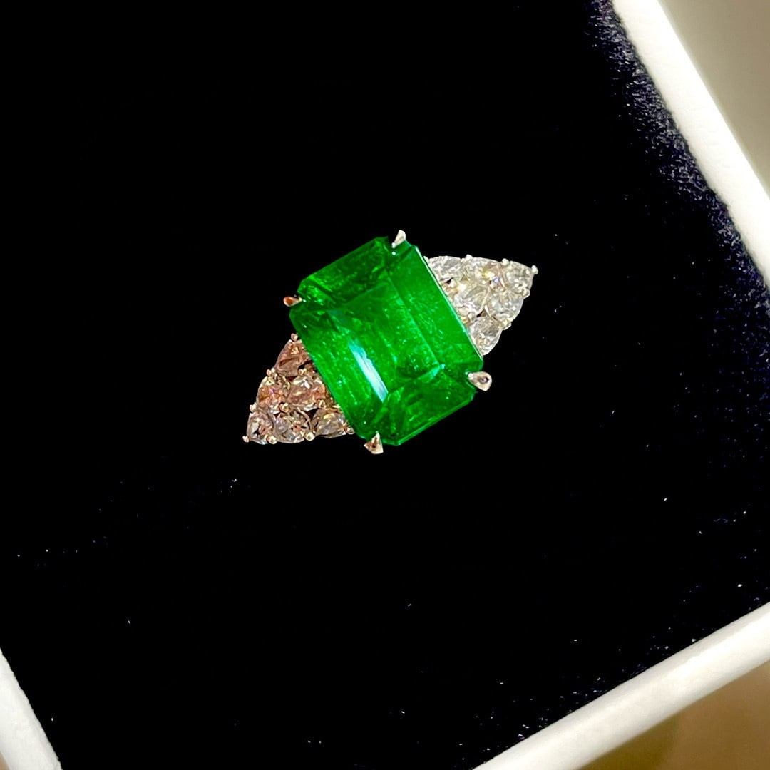 14k Gold 3.75 Ctw Vivid Green Natural Emerald & Diamond Ring: Ref:230983047 // gold content:14k gold // ring size:7. 25us // // main gemstone:emerald // shape:octagonal // carat weight:3. 2ct // color:vivid green // treatment:natural // // adjacent gemstone 2 :