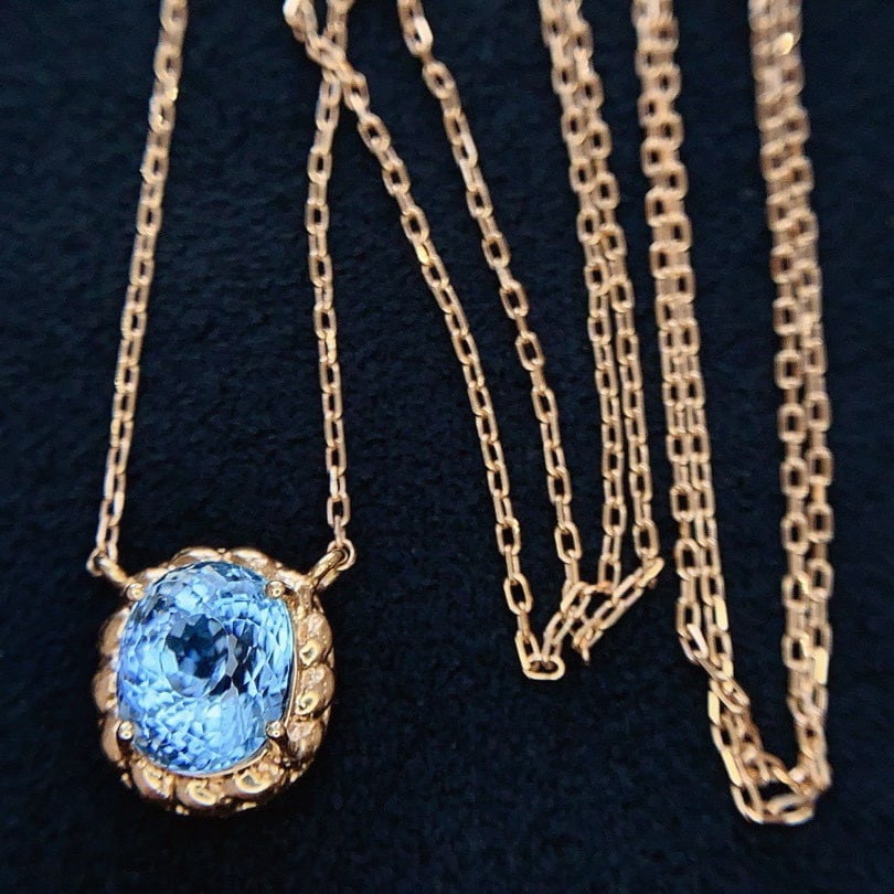 14k Gold 1.8 Ct Natural Aquamarine Necklace: Ref:230983057 // gold content:14k gold // main gemstone:aquamarine // shape:oval // carat weight:1. 8ct // color:blue // treatment:natural // Condition: New High Estimate: 2500 Low Estimate: 1700