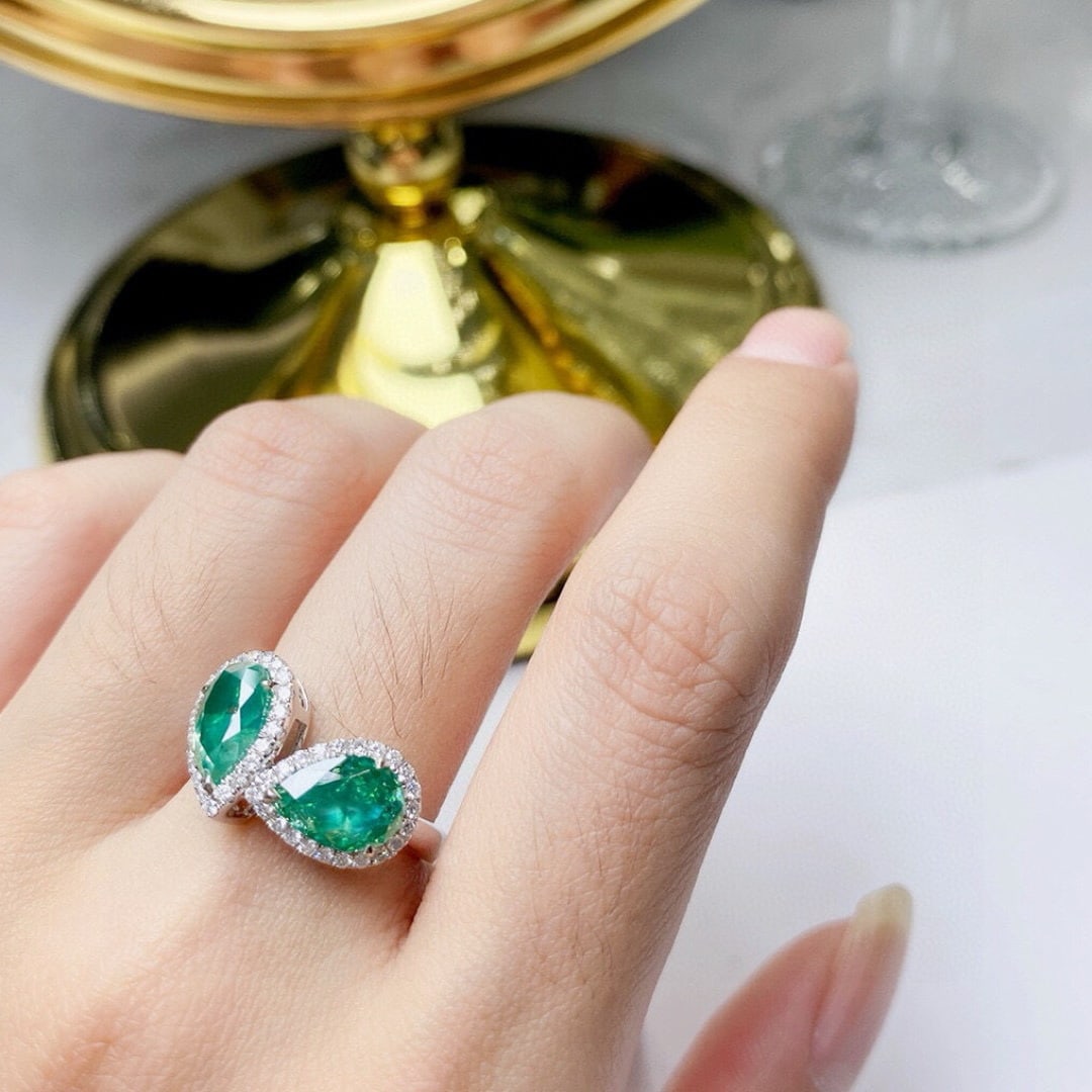 14k Gold 3.48 Ctw Natural Green Diamond & Diamond Ring: Ref:230983063 // gold content:14k gold // ring size:7. 25us // // main gemstone:green diamond // shape:pear // carat weight:3. 17ct // color:green // treatment:natural // // adjacent gemstone 2 :