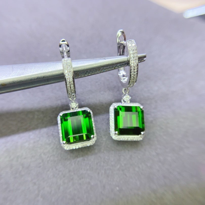 14k Gold 8.62 Ct Natural Tourmaline & Diamond Earrings: Ref:230983065 // gold content:14k gold // main gemstone:tourmaline // shape:octagonal // carat weight:8. 62ct // color:green // treatment:natural // // adjacent gemstone 2 : diamond // shape:round //
