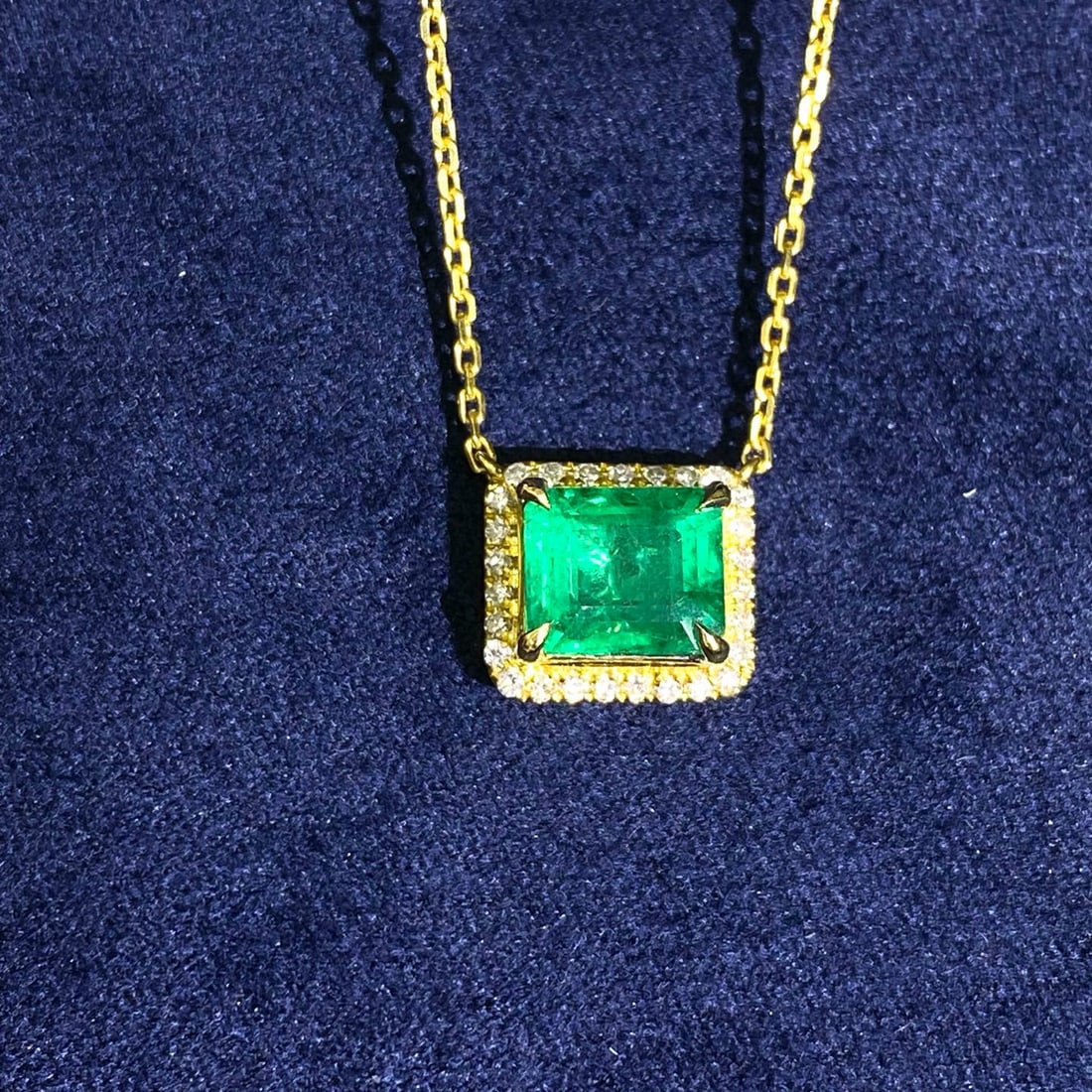 14k Gold 1.3 Ct Vivid Green Natural Emerald & Diamond Necklace - 3
