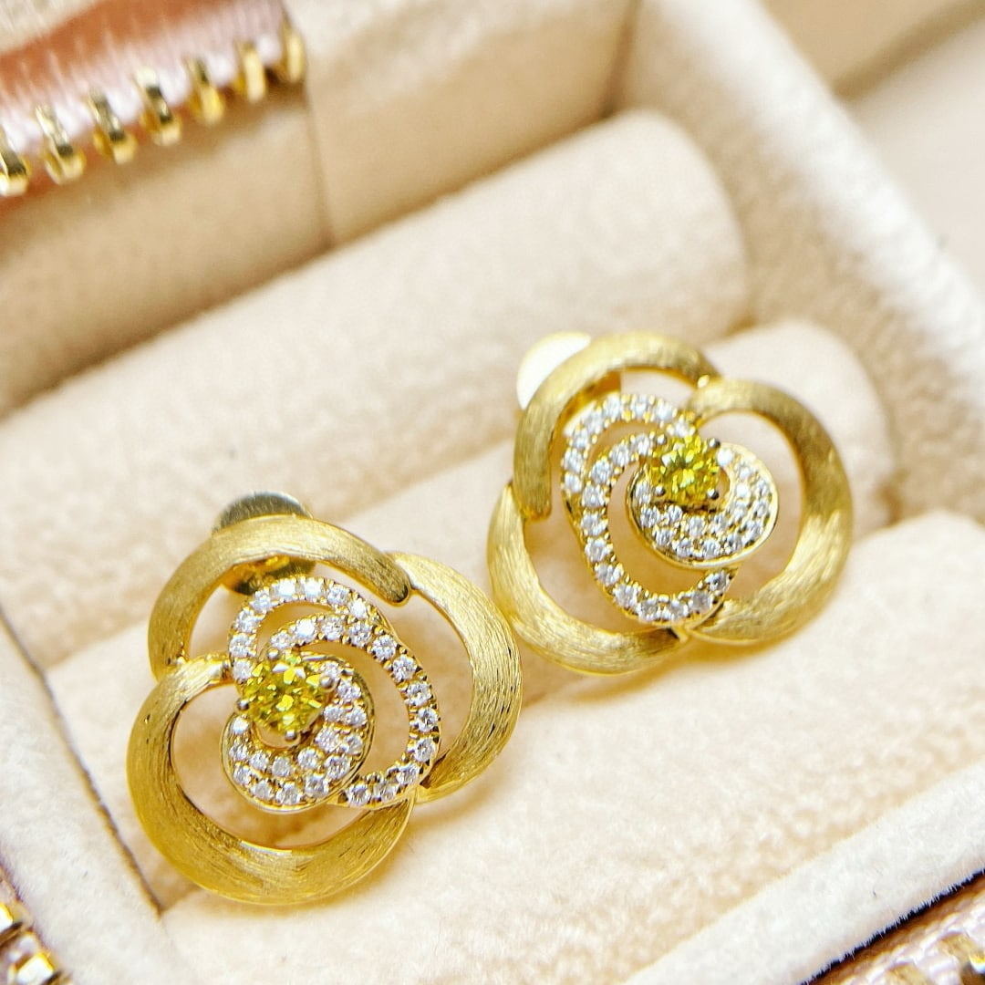 14k Gold 0.64 Ctw Natural Yellow Diamond & Diamond Earrings: Ref:230983069 // gold content:14k gold // main gemstone:yellow diamond // shape:round // carat weight:0. 39ct // color:yellow // treatment:natural // cut grade:g // // adjacent gemstone 2 : diamond //