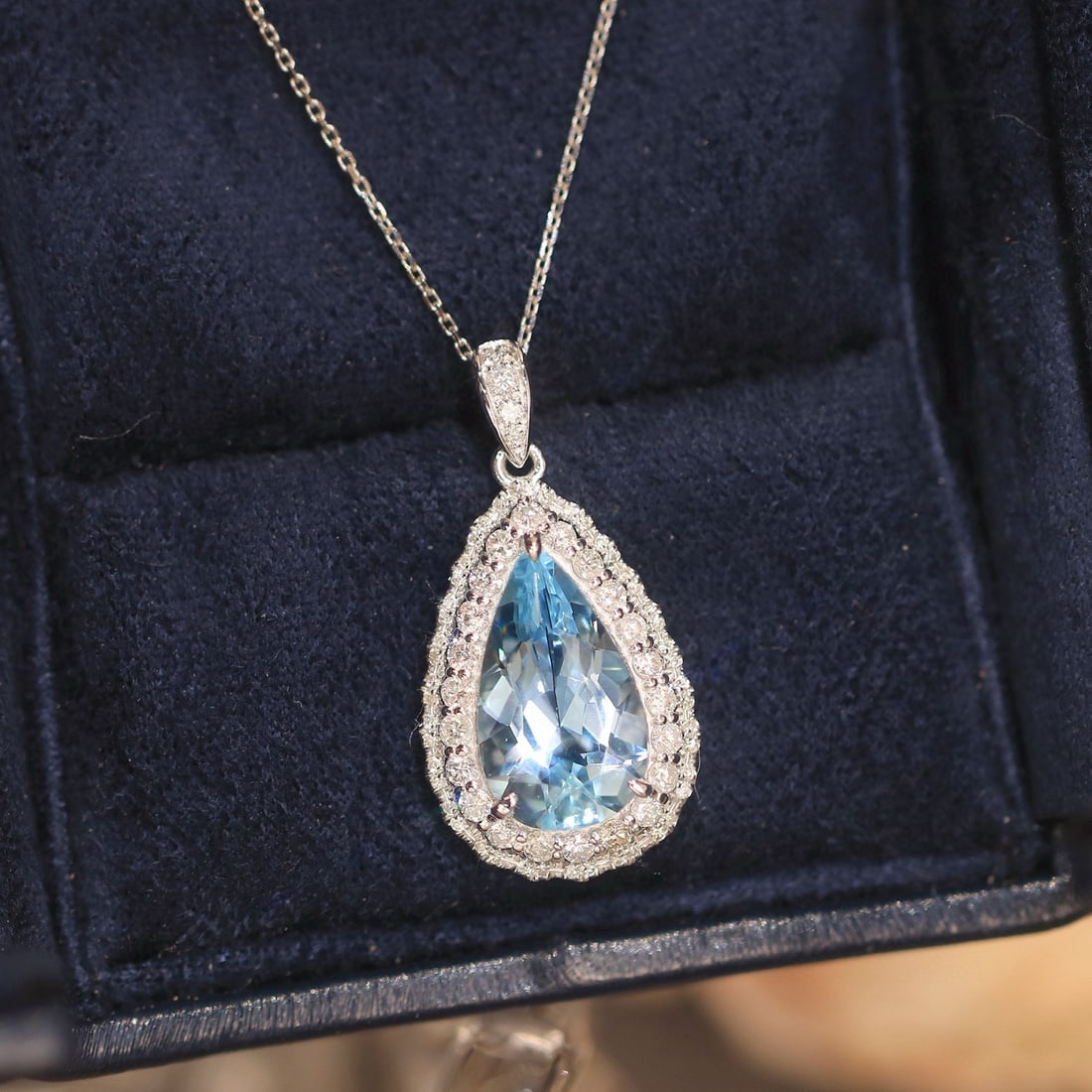 14k Gold 3.41 Ctw Natural Aquamarine & Diamond Pendant( Without Chain ): Ref:230983082 // gold content:14k gold // main gemstone:aquamarine // shape:pear // carat weight:2. 75ct // color:santa maria color // treatment:natural // // adjacent gemstone 2 : diamond //
