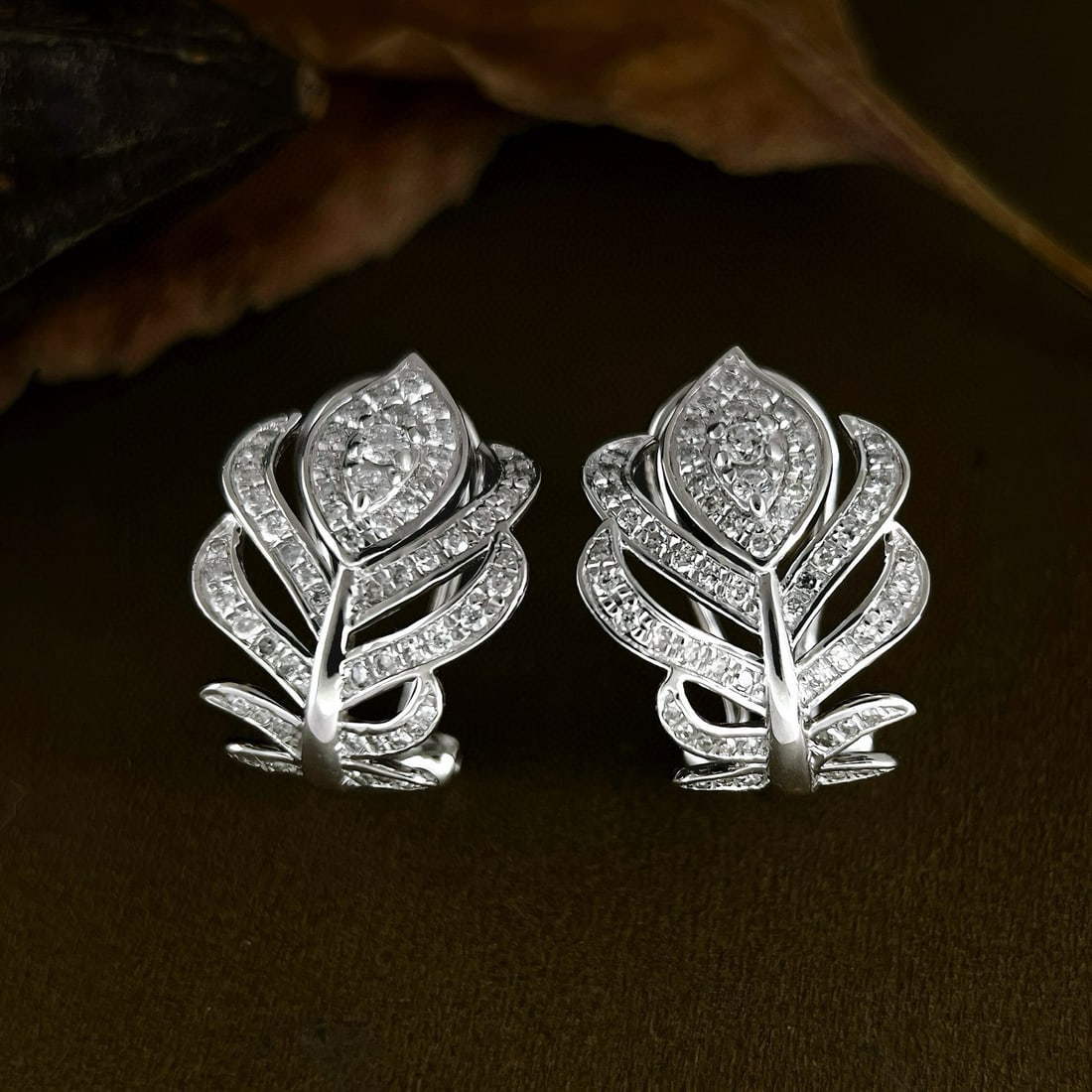 14k Gold 0.54 Ct Natural H Diamond Earrings: Ref:230983084 // gold content:14k gold // main gemstone:diamond // shape:round // carat weight:0. 54ct // clarity grade:vs-si // color:h // treatment:natural // cut grade:g // Low Estimate: 3300 High