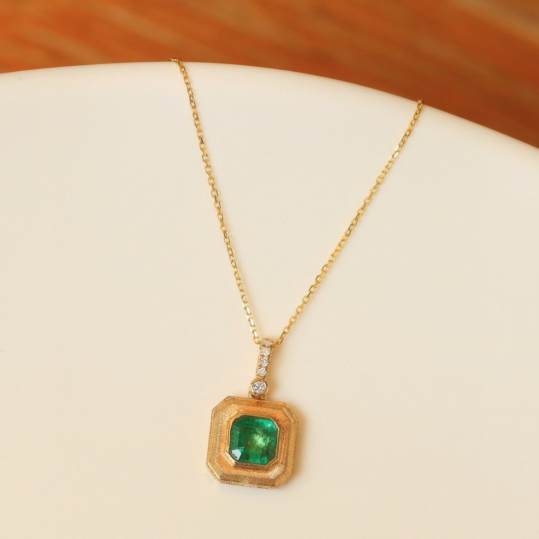 14k Gold 0.52 Ctw Natural Emerald & Diamond Pendant( Without Chain ): Ref:230983086 // gold content:14k gold // main gemstone:emerald // shape:octagonal // carat weight:0. 49ct // color:green // treatment:natural // // adjacent gemstone 2 : diamond // shape:round //