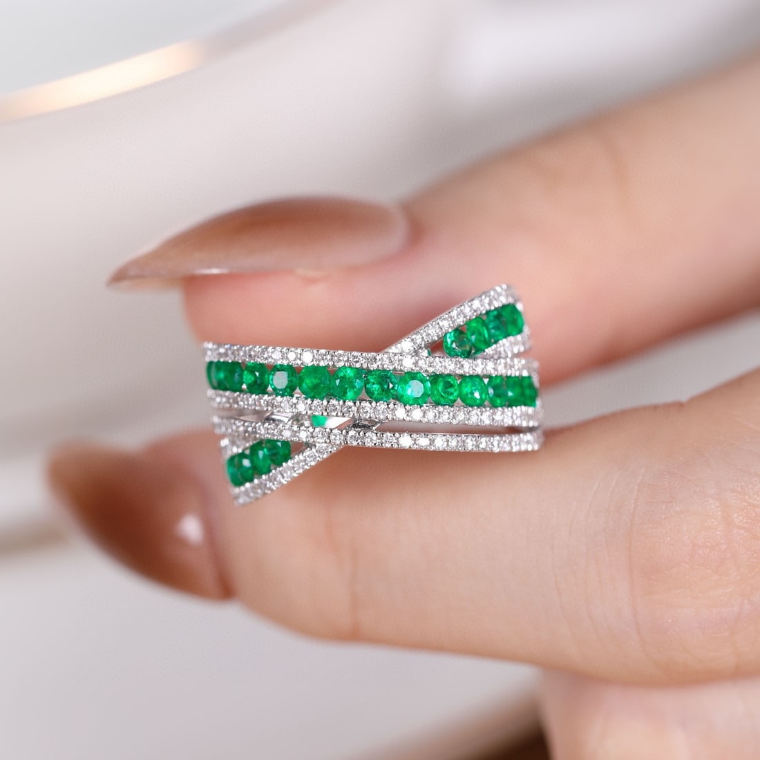 14k Gold 1.15 Ctw Vivid Green Natural Emerald & Diamond Ring: Ref:230983093 // gold content:14k gold // ring size:7. 25us // // main gemstone:emerald // shape:round // carat weight:0. 68ct // color:vivid green // treatment:natural // cut grade:g // // adjacent