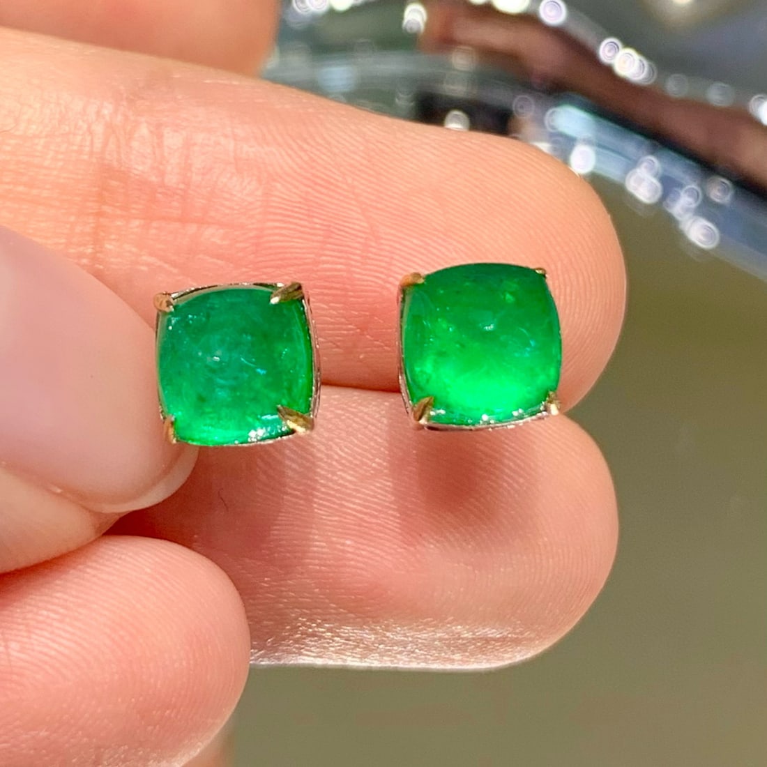 14k Gold 3 Ct Vivid Green Natural Emerald Earrings: Ref:230983094 // gold content:14k gold // main gemstone:emerald // shape:suger-loaf // carat weight:3ct // color:vivid green // treatment:natural // Low Estimate: 3300 High Estimate: 5000 Condition: