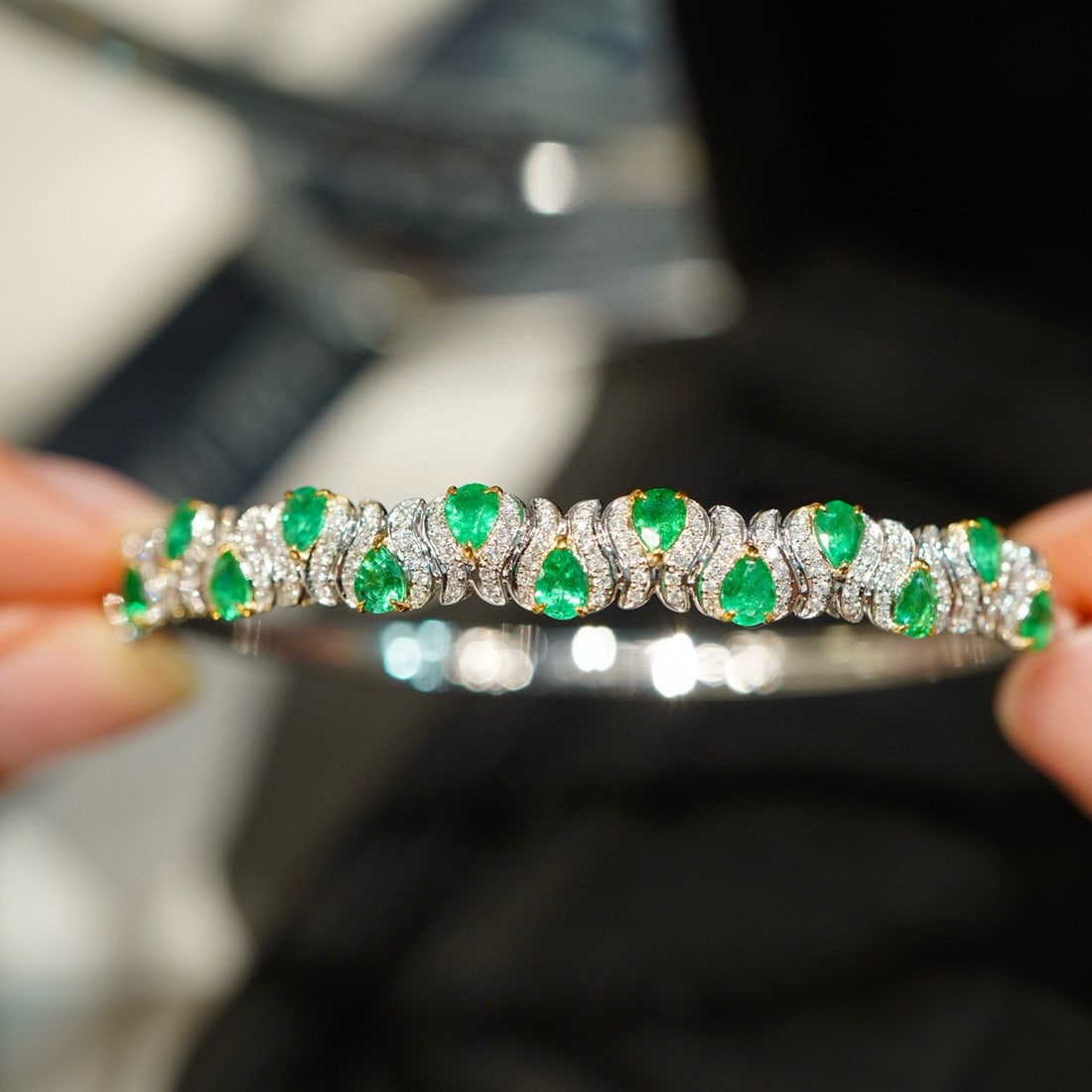 14k Gold 2.3 Ct Vivid Green Natural Emerald & Diamond Bangle: Ref:230983096 // gold content:14k gold // main gemstone:emerald // shape:pear // carat weight:2. 3ct // color:vivid green // treatment:natural // // adjacent gemstone 2 : diamond // shape:round //