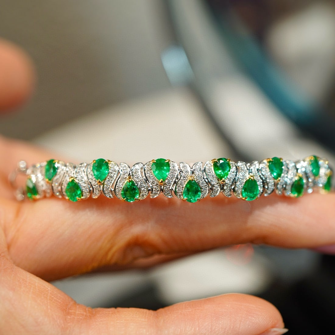 14k Gold 2.3 Ct Vivid Green Natural Emerald & Diamond Bangle - 3