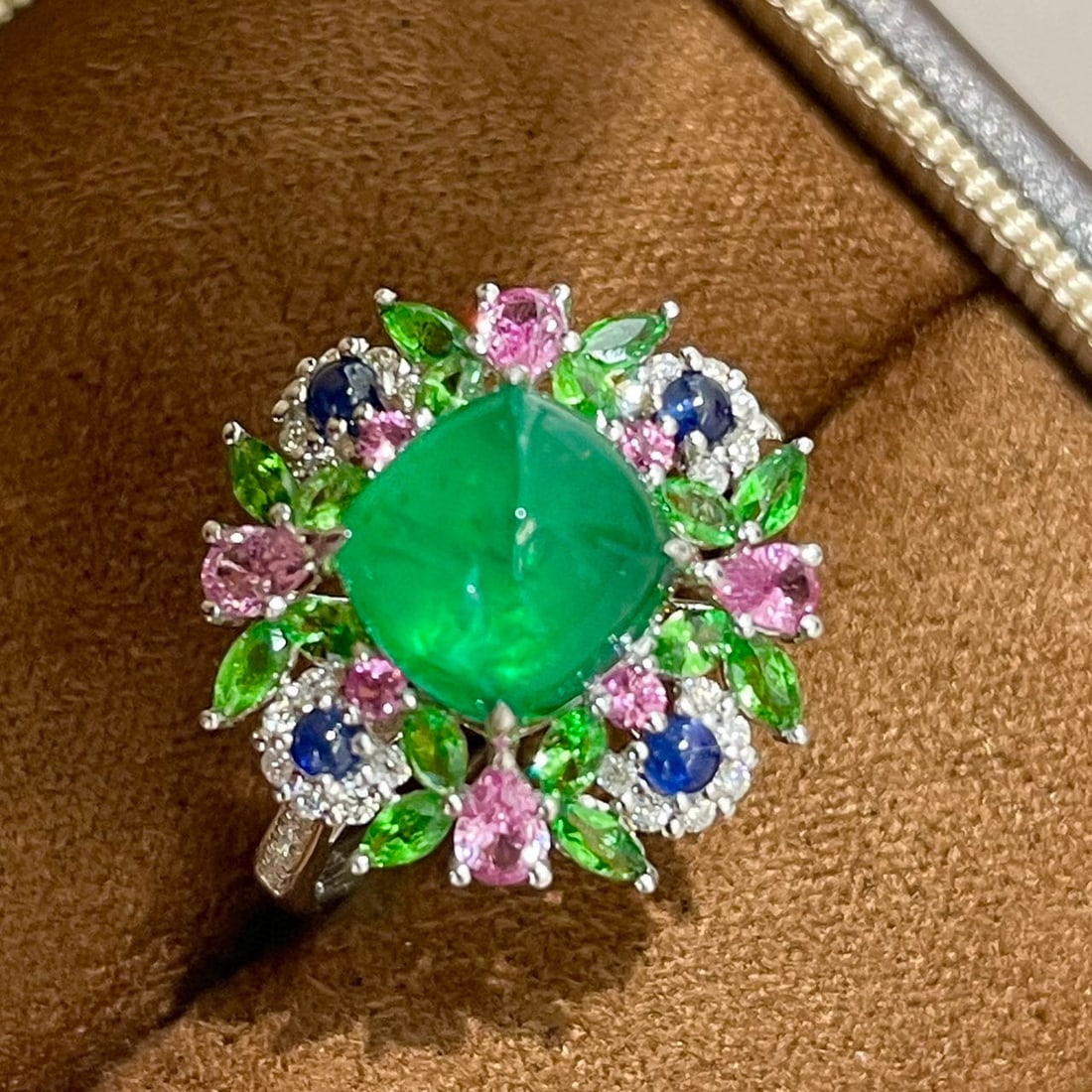 14k Gold 2.85 Ctw Natural Emerald & Diamond Ring: Ref:230983099 // gold content:14k gold // ring size:7. 25us // // main gemstone:emerald // shape:suger-loaf // carat weight:2. 5ct // color:green // treatment:natural // // adjacent gemstone 2 :