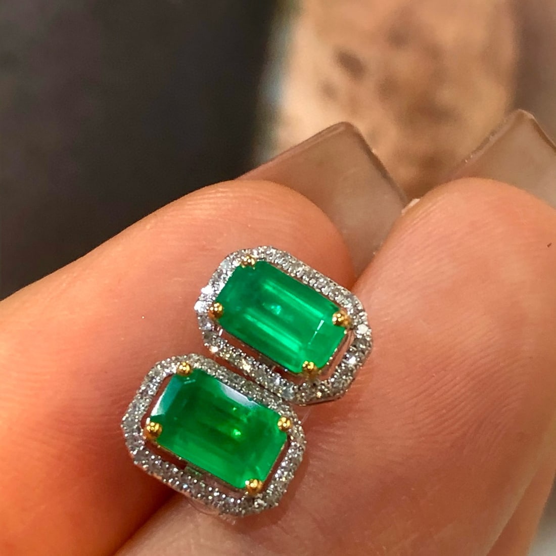 14k Gold 1.7 Ct Vivid Green Natural Emerald & Diamond Earrings: Ref:230983101 // gold content:14k gold // main gemstone:emerald // shape:octagonal // carat weight:1. 7ct // color:vivid green // treatment:natural // // adjacent gemstone 2 : diamond // shape:round