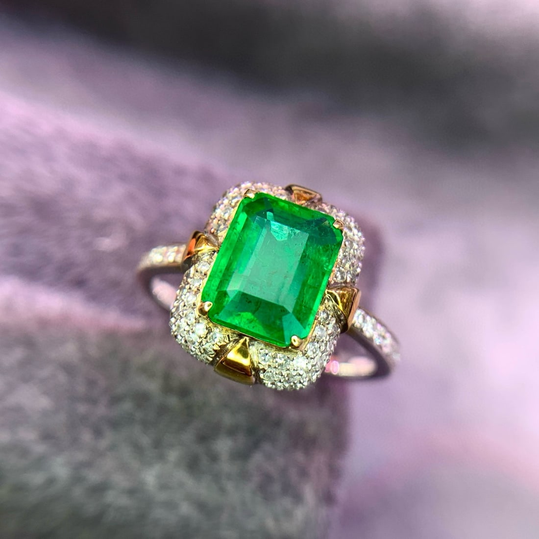 14k Gold 2.26 Ctw Vivid Green Natural Emerald & Diamond Ring: Ref:230983103 // gold content:14k gold // ring size:7. 25us // // main gemstone:emerald // shape:octagonal // carat weight:1. 78ct // color:vivid green // treatment:natural // // adjacent gemstone 2 :