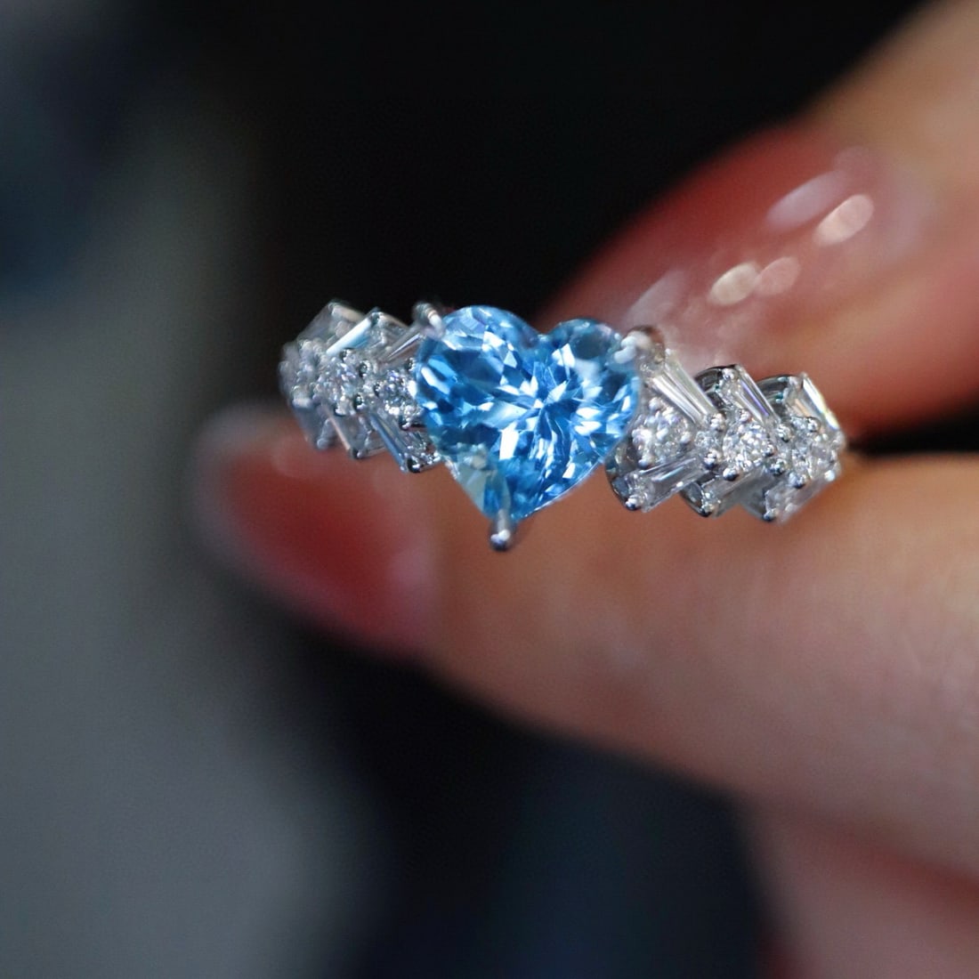 14k Gold 1.34 Ctw Natural Aquamarine & Diamond Ring: Ref:230983105 // gold content:14k gold // ring size:7. 25us // // main gemstone:aquamarine // shape:heart // carat weight:1. 03ct // color:santa maria color // treatment:natural // // adjacent