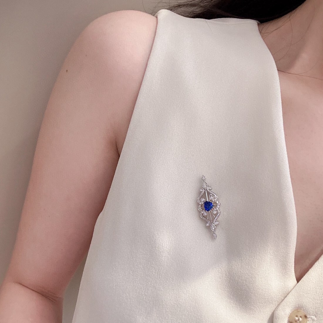14k Gold 1.40 Ctw Natural Sapphire & Diamond Brooch: Ref:230983107 // gold content:14k gold // main gemstone:sapphire // shape:triangle // carat weight:0. 86ct // color:cornflower blue // treatment:natural // // adjacent gemstone 2 : diamond //