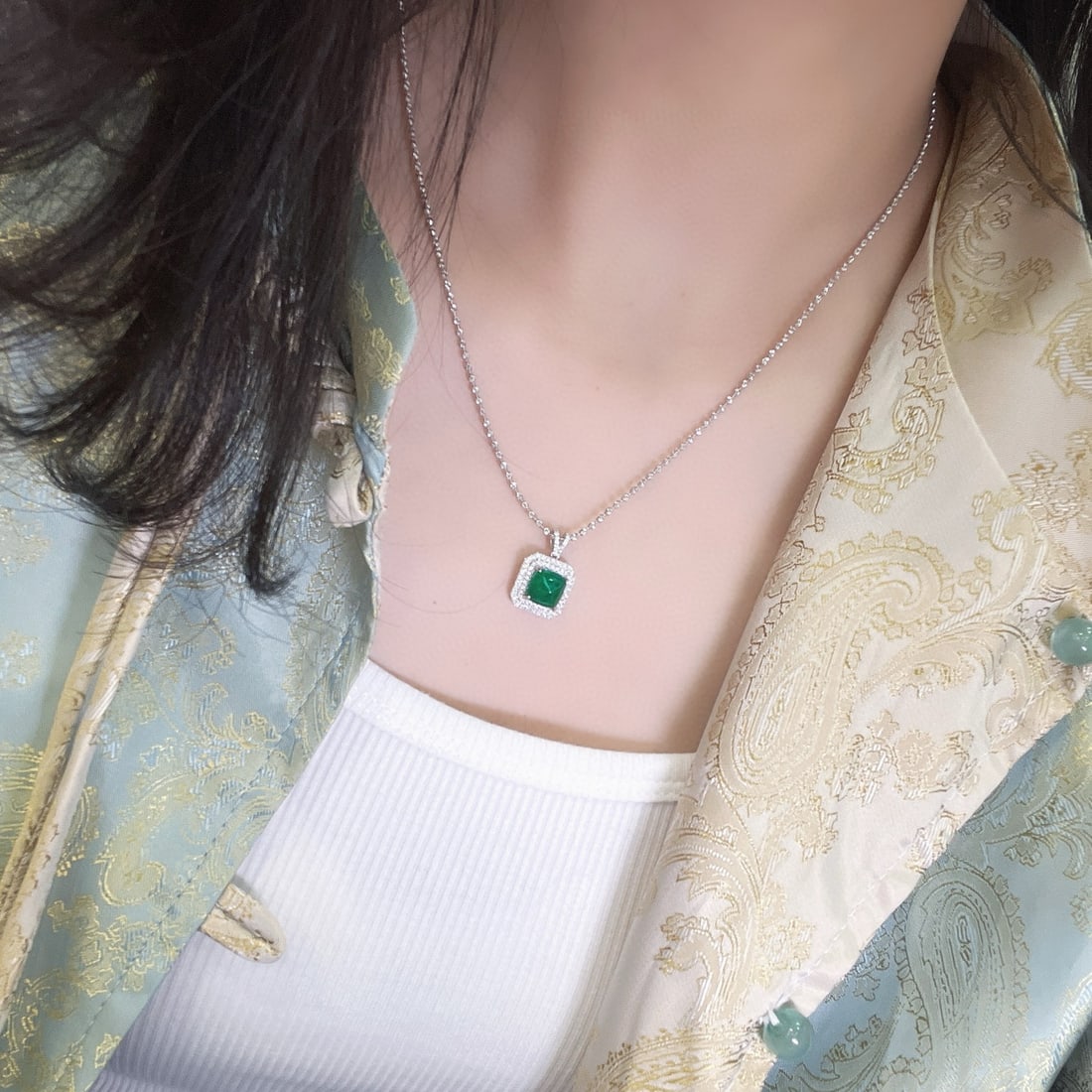 14k Gold 2.54 Ctw Vivid Green Natural Emerald & Diamond Pendant( Without Chain ): Ref:230983108 // gold content:14k gold // main gemstone:emerald // shape:suger-loaf // carat weight:2. 25ct // color:vivid green // treatment:natural // // adjacent gemstone 2 : diamond //