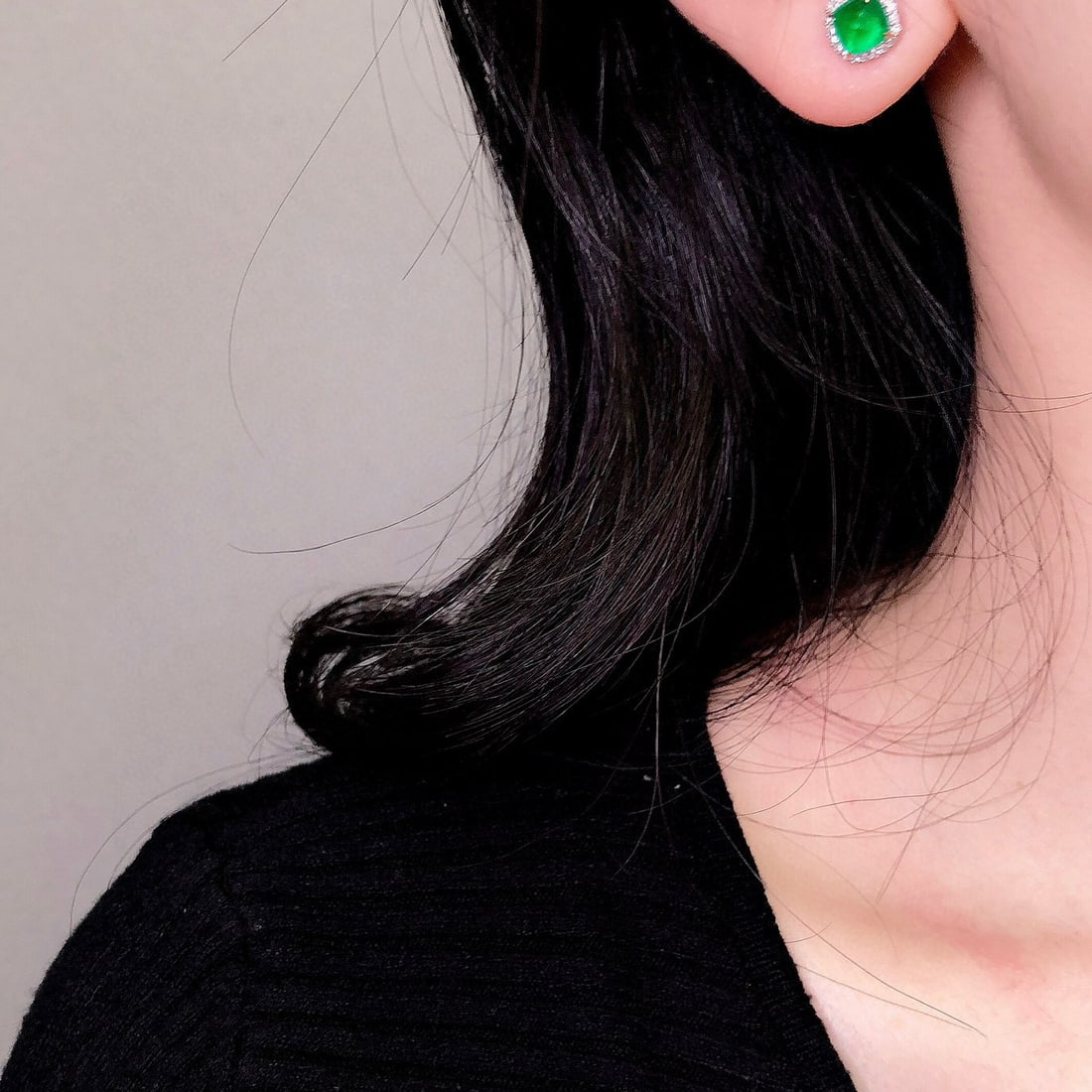 14k Gold 2.51 Ctw Vivid Green Natural Emerald & Diamond Earrings: Ref:230983122 // gold content:14k gold // main gemstone:emerald // shape:suger-loaf // carat weight:2. 31ct // color:vivid green // treatment:natural // // adjacent gemstone 2 : diamond //