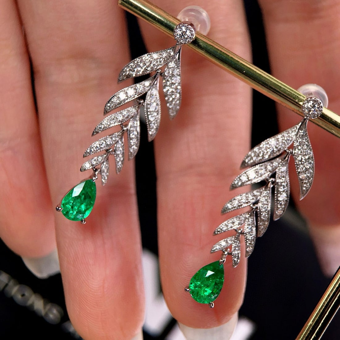 14k Gold 1.83 Ctw Vivid Green Natural Emerald & Diamond Earrings: Ref:230983125 // gold content:14k gold // main gemstone:emerald // shape:pear // carat weight:1. 06ct // color:vivid green // treatment:natural // // adjacent gemstone 2 : diamond // shape:round // ca