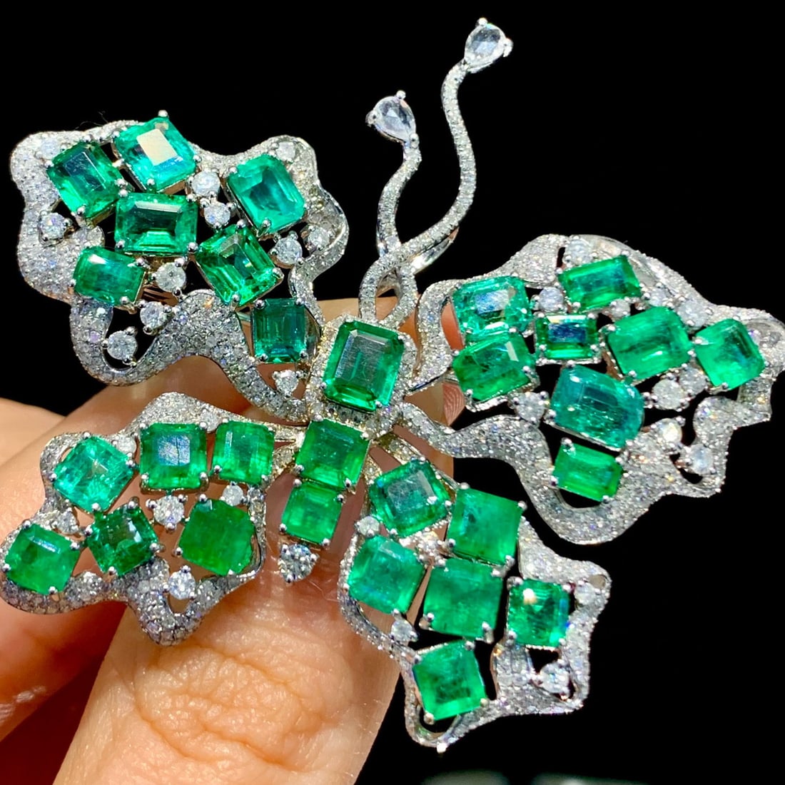 14k Gold 10.5 Ct Vivid Green Natural Emerald & Diamond Brooch/pendant( Without Chain ): Ref:230983134 // gold content:14k gold // main gemstone:emerald // shape:octagonal // carat weight:10. 5ct // color:vivid green // treatment:natural // // adjacent gemstone 2 : diamond // shape:round 
