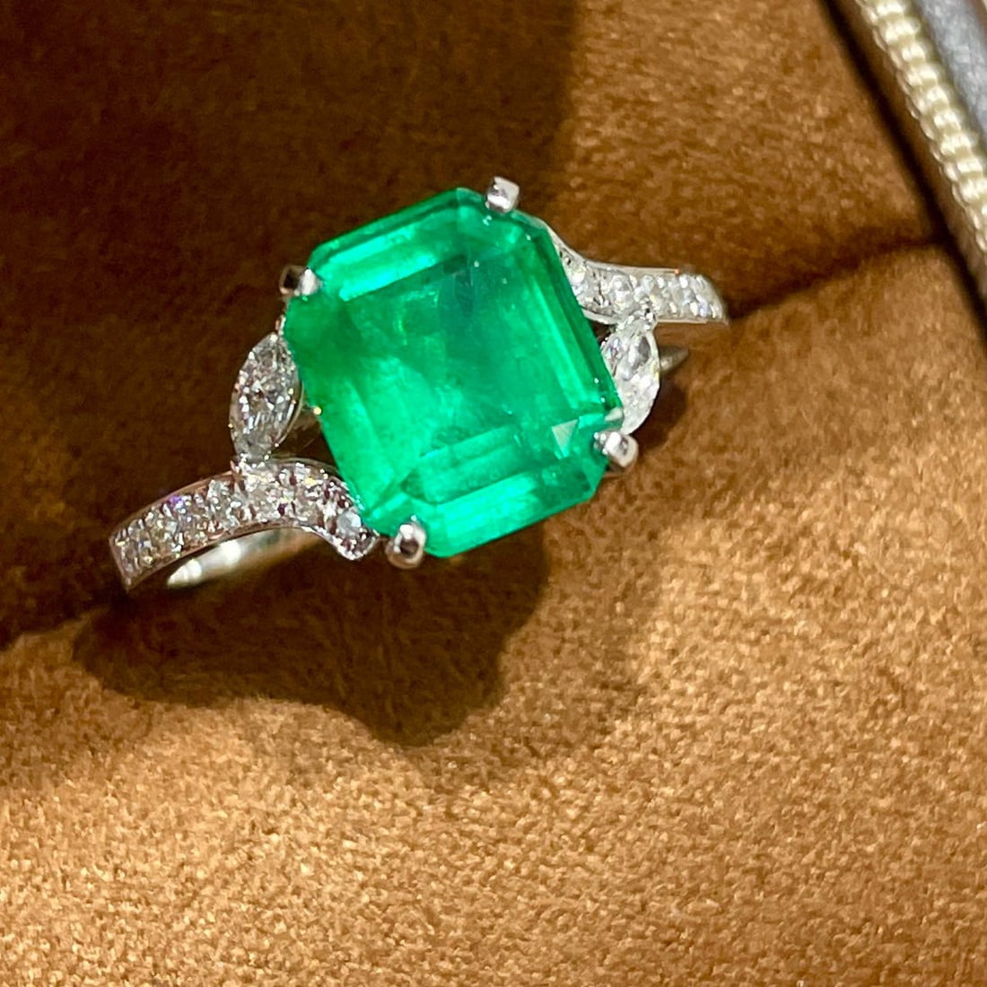14k Gold 2.70 Ctw Vivid Green Natural Emerald & Diamond Ring: Ref:230983135 // gold content:14k gold // ring size:7. 25us // // main gemstone:emerald // shape:octagonal // carat weight:2. 38ct // color:vivid green // treatment:natural // // adjacent gemstone 2 :