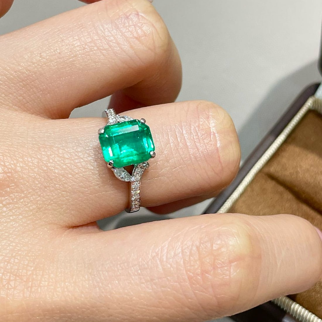 14k Gold 2.70 Ctw Vivid Green Natural Emerald & Diamond Ring - 2
