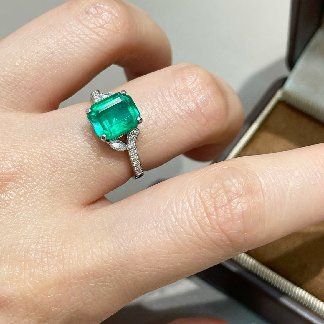 14k Gold 2.70 Ctw Vivid Green Natural Emerald & Diamond Ring - 3