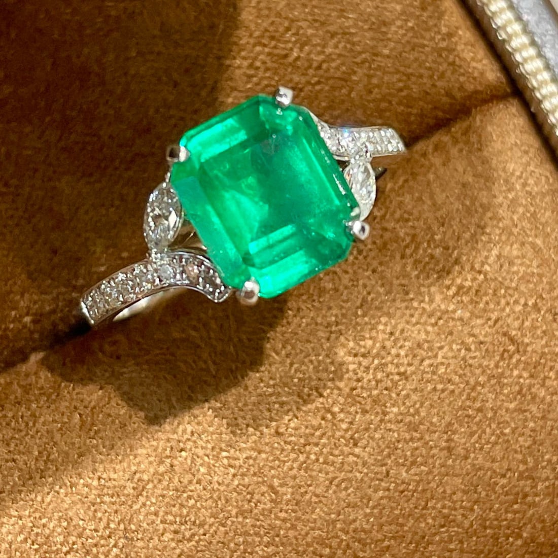14k Gold 2.70 Ctw Vivid Green Natural Emerald & Diamond Ring - 4